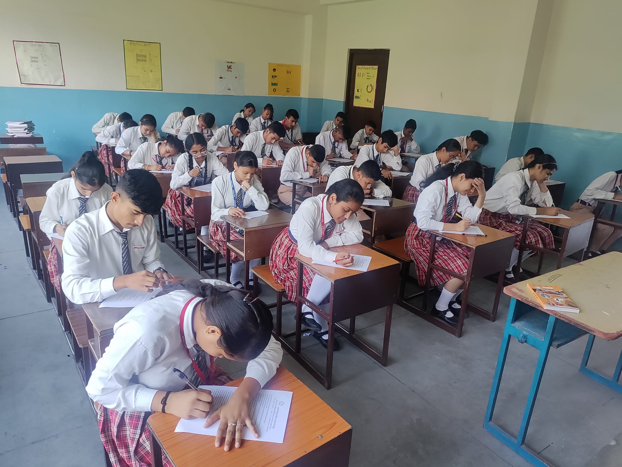 ‘भारत को जानो’ लिखित प्रतियोगिता में बढ़-चढ़ कर भाग ले रहे विद्यार्थी